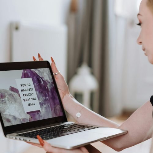 searching the web by Anete Lusina on pexel